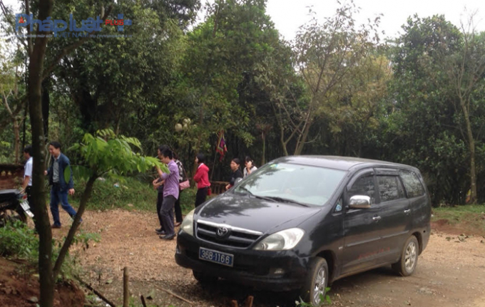 Đo&agrave;n c&aacute;n bộ Ph&ograve;ng T&agrave;i ch&iacute;nh - Kế hoạch huyện Thạch Th&agrave;nh d&ugrave;ng xe c&ocirc;ng đi lễ ch&ugrave;a trong giờ h&agrave;nh ch&iacute;nh. (Ảnh: A.Thắng)