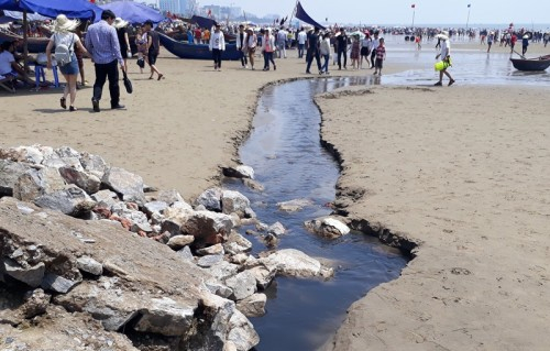 Cống nước đen, bốc m&ugrave;i h&ocirc;i thối đổ thẳng ra biển Sầm Sơn tại b&atilde;i A gần đền Độc Cước. (Ảnh: T.T&ugrave;ng)