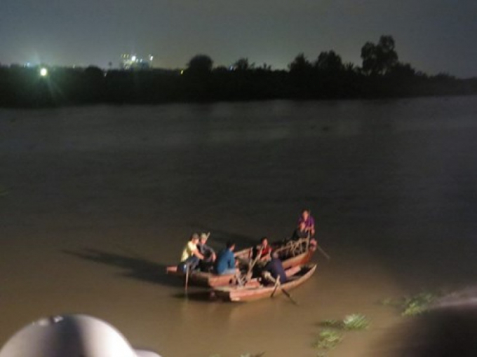 &nbsp;Lực lượng chức năng c&ugrave;ng người d&acirc;n t&igrave;m kiếm thi thể 2 nạn nh&acirc;n.