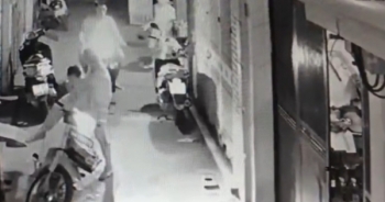 Clip: Cặp đôi vợ chồng chở con nhỏ ăn trộm túi xách ở Hà Nội