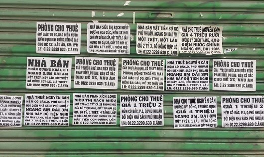 Tờ rơi quảng c&aacute;o xuất hiện d&agrave;y đặc tr&ecirc;n mọi bề mặt nơi c&ocirc;ng cộng.