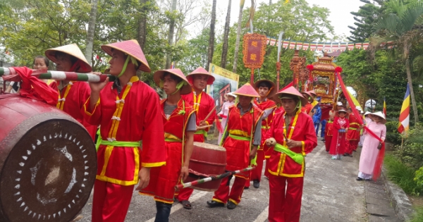 Ninh Bình: Người đân đua nhau ném tiền lẻ, luồn kiệu lấy may