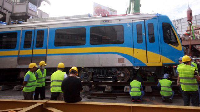 Nguy&ecirc;n mẫu t&agrave;u điện MRT3 lắp r&aacute;p tại ga MRT Taft ở th&agrave;nh phố Pasay, Philippines. (Nguồn: Inquirer).