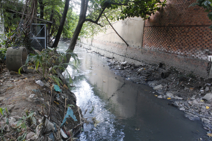 Cần lắm biện ph&aacute;p cứu d&ograve;ng k&ecirc;nh đang ng&aacute;c ngoải.