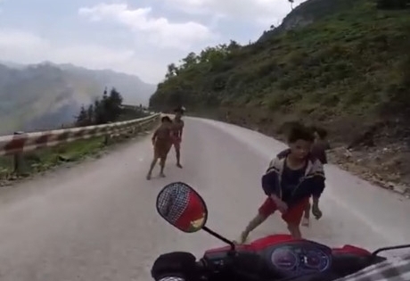 Hà Giang chỉ đạo kiểm soát tình trạng trẻ em ra đường giật đồ du khách