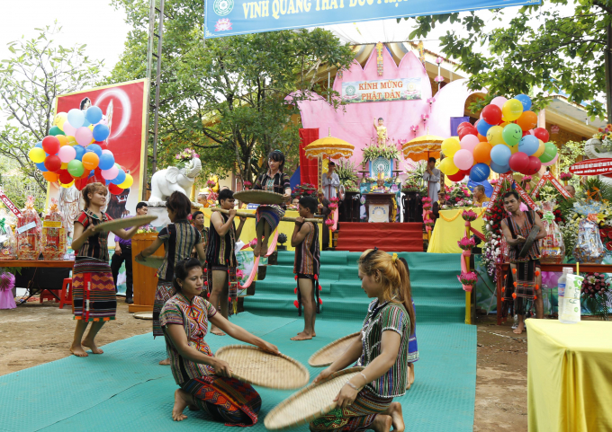 &nbsp;C&aacute;c em Phật tử đồng b&agrave;o d&acirc;n tộc x&atilde; Bom Bo biểu diễn văn nghệ ch&agrave;o mừng.
