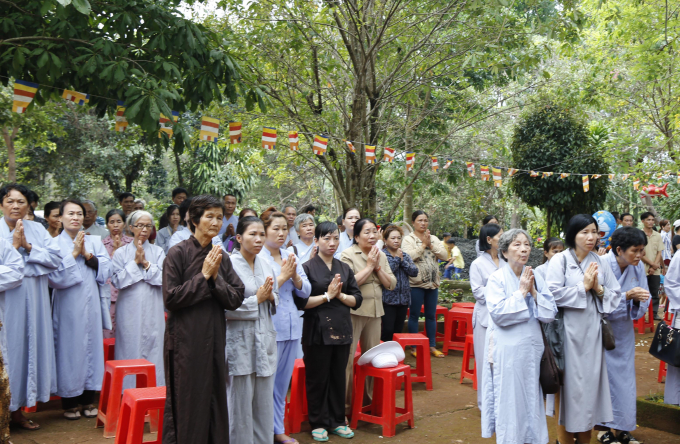 Phật tử đồng b&agrave;o về tham dự.