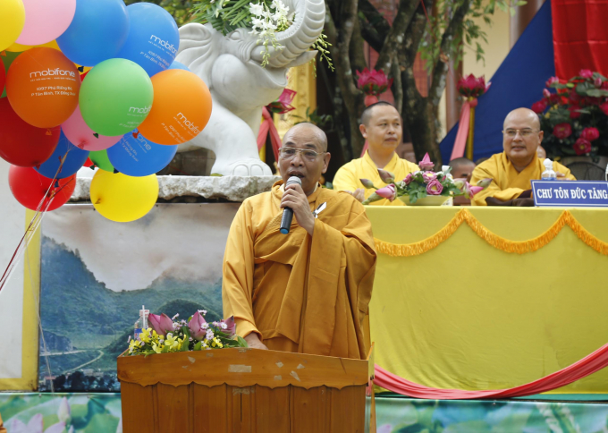 Thượng tọa Th&iacute;ch Đồng Tấn, Trưởng BTS GHPGVN huyện B&ugrave; Đăng đọc Diễn văn Phật đản của H&ograve;a thượng Chủ tịch HĐTS.