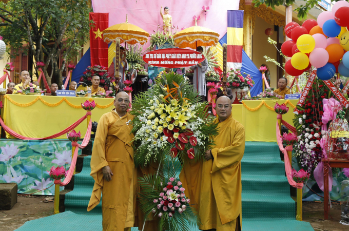 C&aacute;c đơn vị tặng hoa ch&uacute;c mừng.