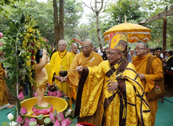 Chư t&ocirc;n đức v&agrave; ch&iacute;nh quyền c&aacute;c cấp.