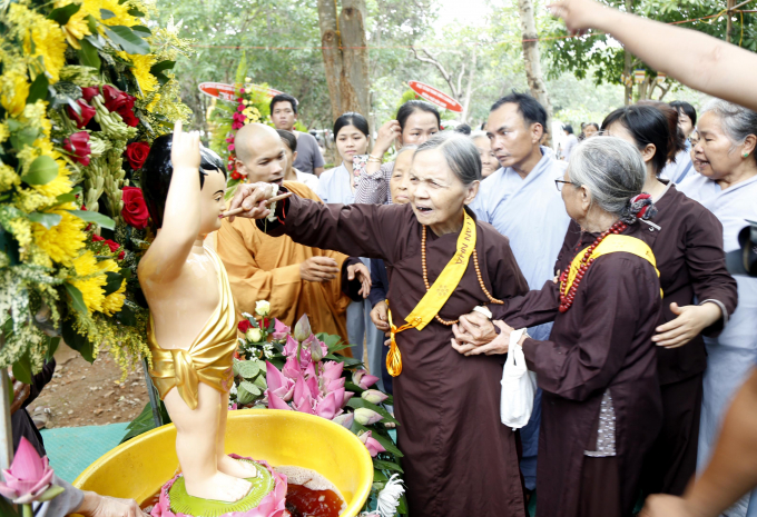 ...v&agrave; đồng b&agrave;o Phật tử thực hiện nghi thức tắm Phật.