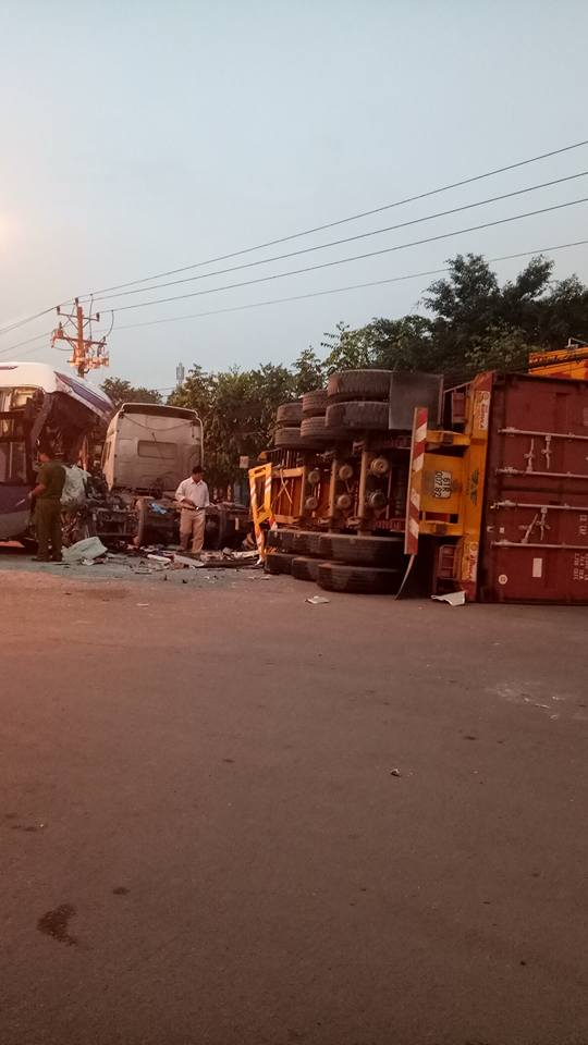 Phần rơ mooc xe đầu k&eacute;o lật ngang xuống đường.