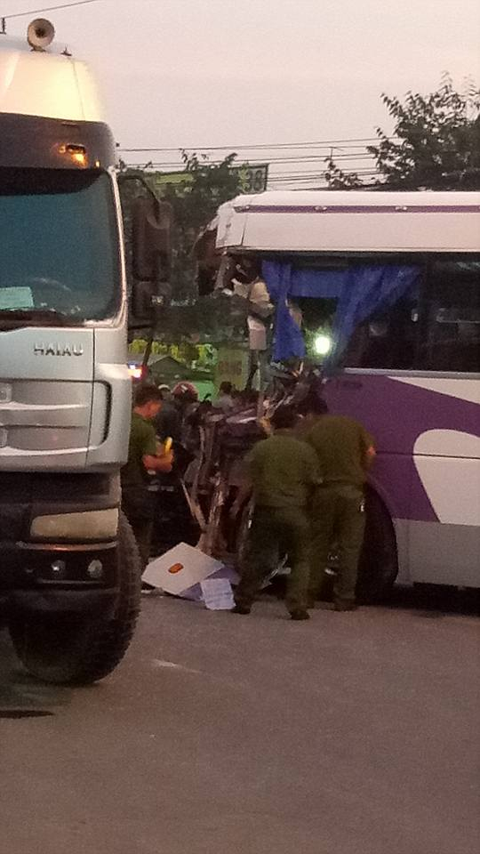 C&ocirc;ng an kh&aacute;m nghiệm hiện trường.