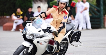 Nữ sinh cảnh sát lái môtô phân khối lớn