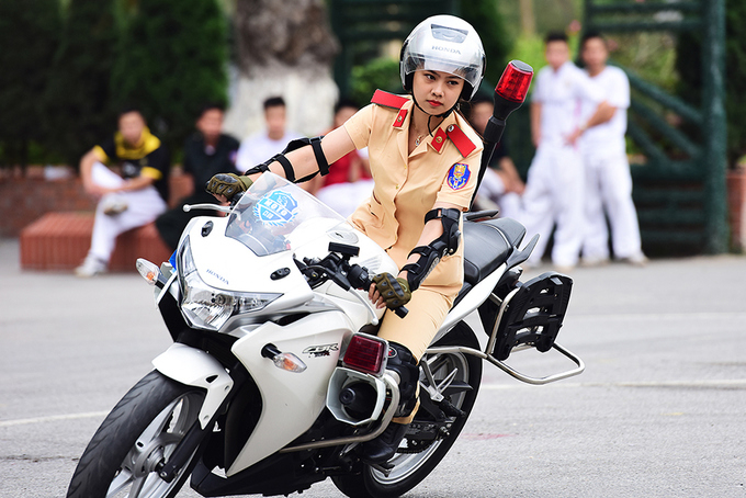 Tay l&aacute;i nữ duy nhất trong đội h&igrave;nh 10 xe ph&acirc;n khối lớn n&agrave;y l&agrave; t&acirc;m điểm ch&uacute; &yacute; của c&aacute;c học vi&ecirc;n cảnh s&aacute;t mỗi buổi hợp luyện ở s&acirc;n trường.