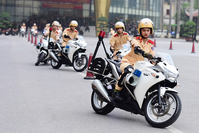 Thủy c&ugrave;ng đồng đội biểu diễn kỹ thuật cua v&ograve;ng qua h&agrave;ng cọc ti&ecirc;u thẳng. Kỹ thuật n&agrave;y đ&ograve;i hỏi người l&aacute;i sử dụng th&agrave;nh thạo tay ga, phanh tay, phanh ch&acirc;n kết hợp với tư thế ngồi đ&uacute;ng. Nếu kh&ocirc;ng kiểm so&aacute;t tốt phanh, tốc độ, rất dễ dẫn đến đổ, ng&atilde; xe.