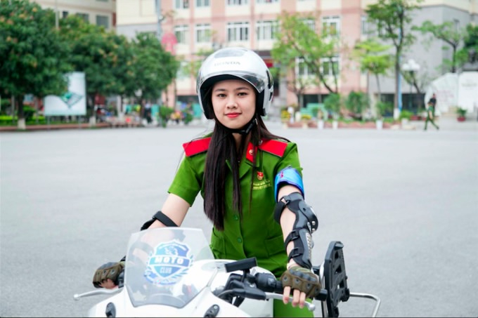 Nữ sinh năm 3 Học viện Cảnh s&aacute;t nh&acirc;n d&acirc;n cho biết học được t&iacute;nh thận trọng, nhạy b&eacute;n trong nắm bắt v&agrave; xử l&yacute; t&igrave;nh huống, nhờ việc tập điều khiển m&ocirc;t&ocirc; ph&acirc;n khối lớn n&agrave;y.&nbsp;Ảnh:&nbsp;NVCC.