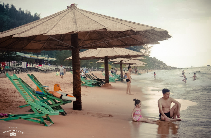 B&atilde;i biển sạch sẽ, hấp dẫn, l&ocirc;i cuốn kh&aacute;ch du lịch gh&eacute; thăm.