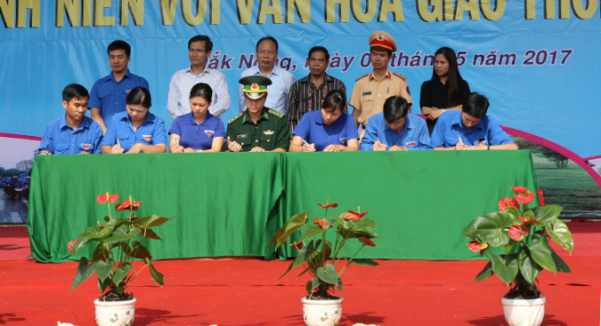 Đại diện c&aacute;c cơ sở đo&agrave;n k&yacute; cam kết kh&ocirc;ng vi phạm luật giao th&ocirc;ng.