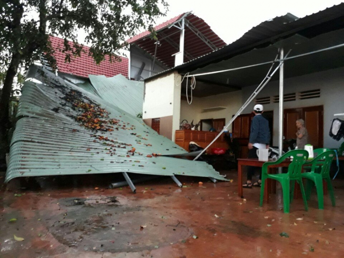 Nhiều nh&agrave; d&acirc;n bị tốc m&aacute;i.