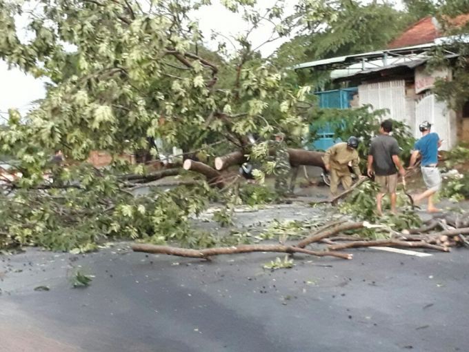 Người d&acirc;n khắc phục hậu quả sau cơn mưa.