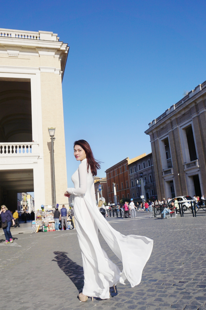 &Aacute; hậu Th&ugrave;y Dung diện &aacute;o d&agrave;i tham quan t&ograve;a th&aacute;nh Vaticane