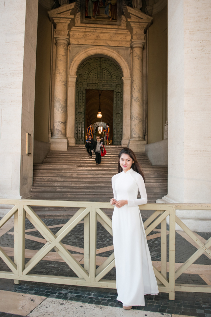 &Aacute; hậu Th&ugrave;y Dung diện &aacute;o d&agrave;i tham quan t&ograve;a th&aacute;nh Vaticane