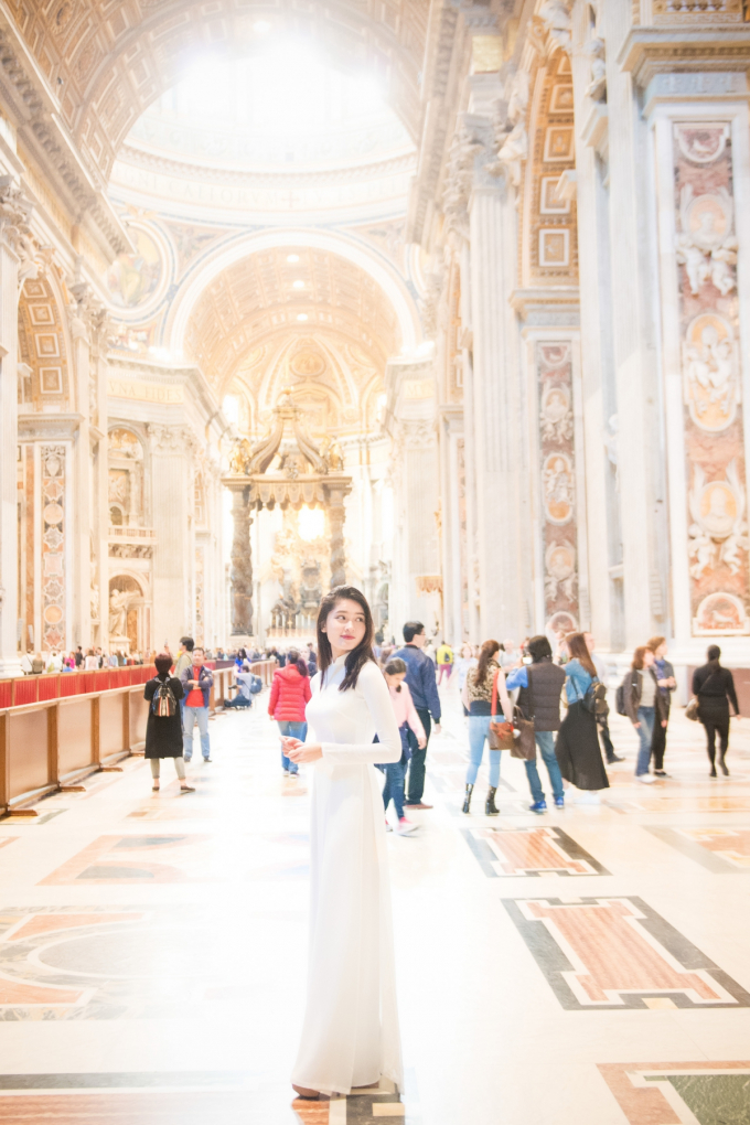 &Aacute; hậu Th&ugrave;y Dung diện &aacute;o d&agrave;i tham quan t&ograve;a th&aacute;nh Vaticane