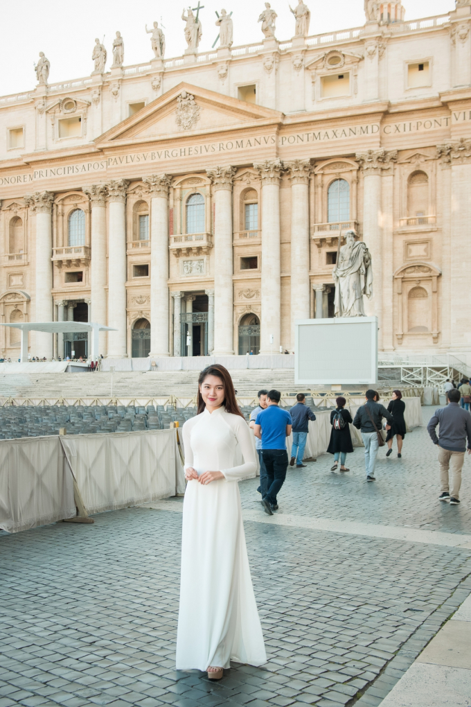 &Aacute; hậu Th&ugrave;y Dung diện &aacute;o d&agrave;i tham quan t&ograve;a th&aacute;nh Vaticane