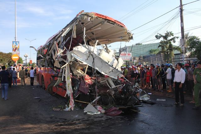 Khoảng 5h ng&agrave;y 7/5, tr&ecirc;n đường HCM qua thị trấn Chư S&ecirc; (Gia Lai), một xe tải đi ngược chiều t&ocirc;ng trực diện xe kh&aacute;ch l&agrave;m &iacute;t nhất 10 người chết. Ảnh L&ecirc; Danh Tạo.