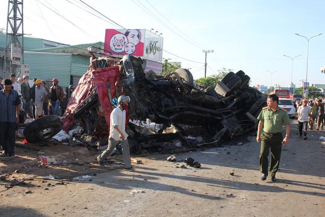Vụ tai nạn đ&atilde; l&agrave;m 10 người chết, hơn 20 người bị thương.&nbsp;Ảnh L&ecirc; Danh Tạo.