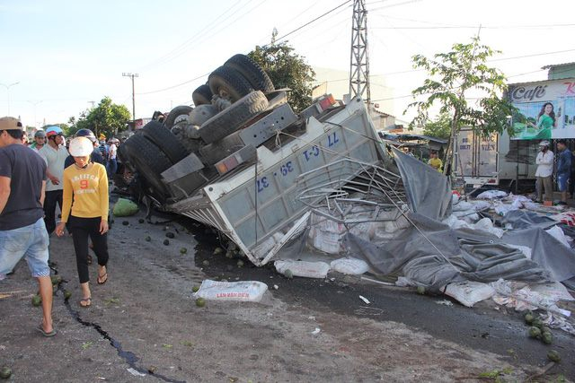 Xe kh&aacute;ch gường nằm h&atilde;ng Đức H&agrave; chạy tuyến B&igrave;nh Phước - Nam Định mang BKS: 18B-01832, chạy hướng ra Bắc. Tr&ecirc;n xe l&uacute;c n&agrave;y chở 36 h&agrave;nh kh&aacute;ch v&agrave; l&aacute;i xe, phụ xe.&nbsp;Đi đến đoạn đường tr&ecirc;n đ&atilde; đ&acirc;m thẳng với xe tải,loại 15 tấn chở ph&acirc;n, chạy hướng Gia Lai đi Bu&ocirc;n Ma Thuột, mang BKS: 77C-13937, tr&ecirc;n xe c&oacute; l&aacute;i xe v&agrave; phụ xe.&nbsp;Ảnh L&ecirc; Danh Tạo.