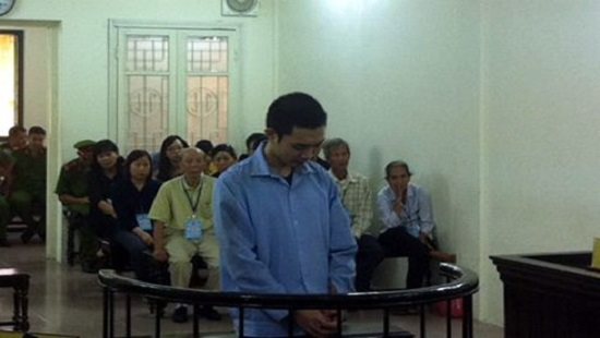 Bị c&aacute;o L&ecirc; &Ocirc;n T&ugrave;ng tại phi&ecirc;n t&ograve;a sơ thẩm. (Ảnh: b&aacute;o C&ocirc;ng l&yacute;)