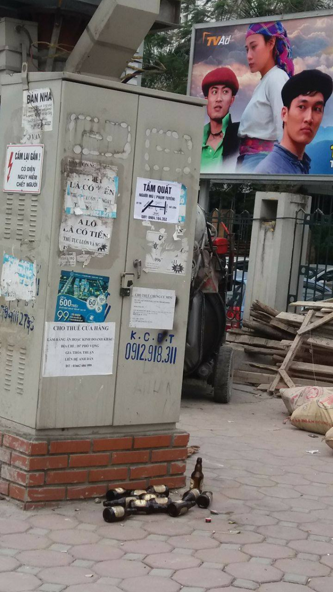 Nhứng h&igrave;nh ảnh quảng c&aacute;o mất mỹ quan ngay tr&ecirc;n đường Nguyễn Ch&iacute; Thanh.