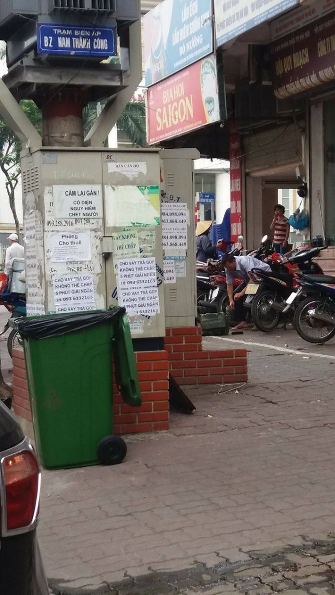 Bất chấp nguy hiểm, bốt cột điện &nbsp;(gần Đ&agrave;i truyền h&igrave;nh H&agrave; Nội) l&agrave; nới l&yacute; tưởng để... d&aacute;n quảng c&aacute;o.&nbsp;