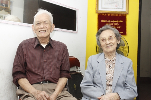 Đại t&aacute; Nguyễn Việt v&agrave; vợ.