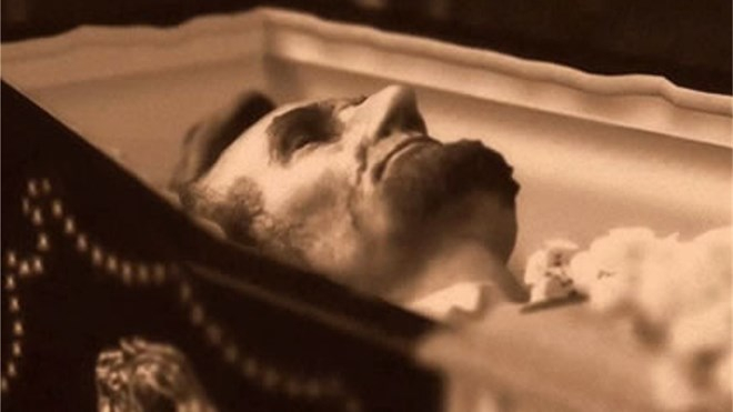 X&aacute;c ướp của Abraham Lincoln trong cỗ quan t&agrave;i lộ thi&ecirc;n một phần cho 23 người được quyền xem v&agrave;o năm 1901.