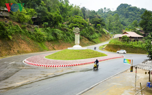 Sở chỉ huy Chiến dịch Điện Bi&ecirc;n Phủ nằm c&aacute;ch th&agrave;nh phố Điện Bi&ecirc;n Phủ khoảng 30 km về ph&iacute;a Đ&ocirc;ng Bắc, thuộc x&atilde; Mường Phăng, huyện Điện Bi&ecirc;n, tỉnh Điện Bi&ecirc;n.