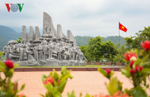 B&atilde;i họp c&aacute;c qu&acirc;n binh chủng, tuy&ecirc;n bố chiến thắng Điện Bi&ecirc;n Phủ thể hiện kh&iacute; ph&aacute;ch của Qu&acirc;n đội nh&acirc;n d&acirc;n Việt Nam anh h&ugrave;ng.