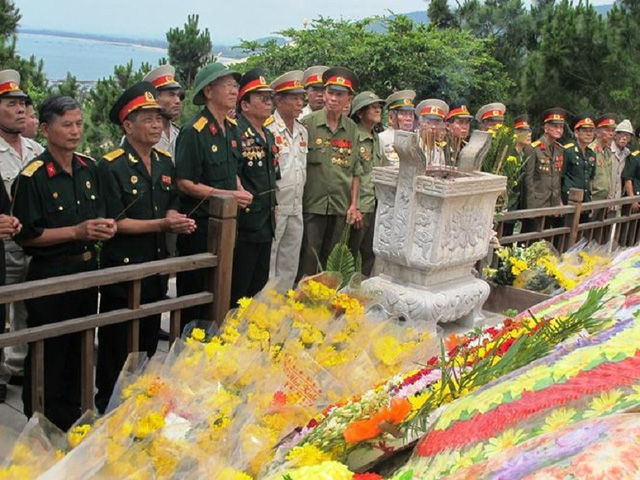 Từ ng&agrave;y Đại tướng về an nghỉ tại Vũng Ch&ugrave;a - Đảo Yến đến nay, đ&atilde; c&oacute; gần 340 ng&agrave;n lượt đo&agrave;n, với hơn 3,5 triệu lượt kh&aacute;ch tới viếng mộ Người.