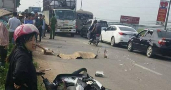 Hà Nội: Va chạm ngã ra đường, cô gái trẻ bị xe tải cán tử vong tại chỗ