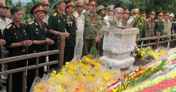 Hàng ngàn lượt người viếng mộ Đại tướng ngày Kỷ niệm Chiến thắng Điện Biên Phủ