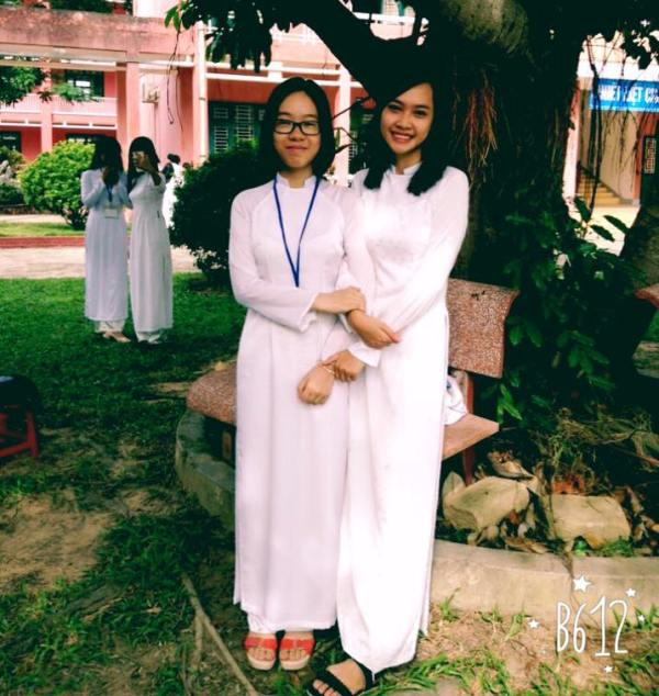 Em Đặng Quỳnh Giao (b&ecirc;n tr&aacute;i) đ&atilde; xuất sắc nhận được 3 học bổng quốc tế