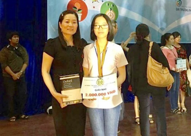 Nữ sinh Đặng Quỳnh Giao c&ugrave;ng mẹ