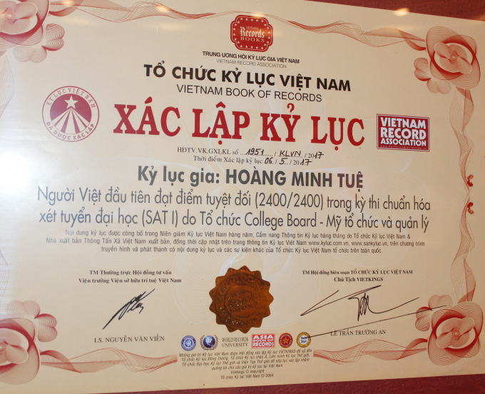Chứng nhận kỷ lục d&agrave;nh cho Ho&agrave;nh Minh Tuệ.