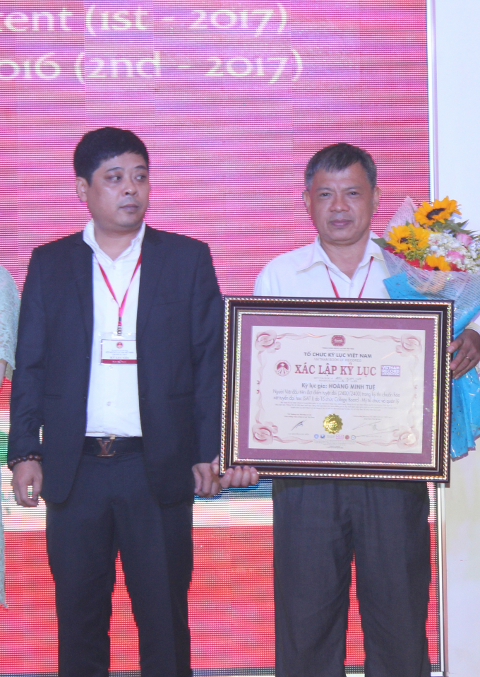 &Ocirc;ng Ho&agrave;ng Minh Thảo- cha Ho&agrave;ng Minh Tuệ nhận danh hiệu thay con.