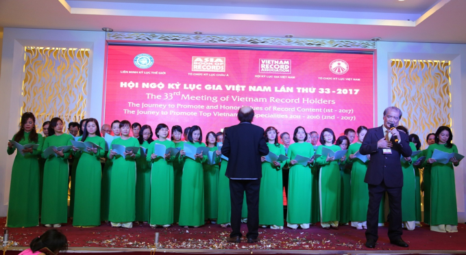 Hợp xướng với hai ca kh&uacute;c&nbsp;&ldquo;Vinh quang Kỷ lục gia Việt Nam&rdquo;&nbsp;&ndash; S&aacute;ng t&aacute;c: Nhạc sĩ, Kỷ lục gia Vũ Đ&igrave;nh &Acirc;n; &ldquo;S&agrave;i G&ograve;n &ndash; Th&agrave;nh phố t&ocirc;i y&ecirc;u&rdquo; -&nbsp;S&aacute;ng t&aacute;c: Nhạc sĩ Nguyễn Đ&igrave;nh Nguy&ecirc;n c&ugrave;ng d&agrave;n hợp ca, lĩnh xướng Kỷ lục gia, NSND Trần Hiếu.