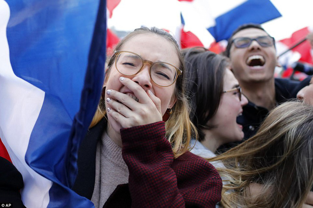 Nhiều cử tri Ph&aacute;p đ&atilde; bật kh&oacute;c vui mừng khi kết quả x&aacute;c nhận &ocirc;ng Macron sẽ trở th&agrave;nh tổng thống tiếp theo của nước Ph&aacute;p. (Ảnh: AP)