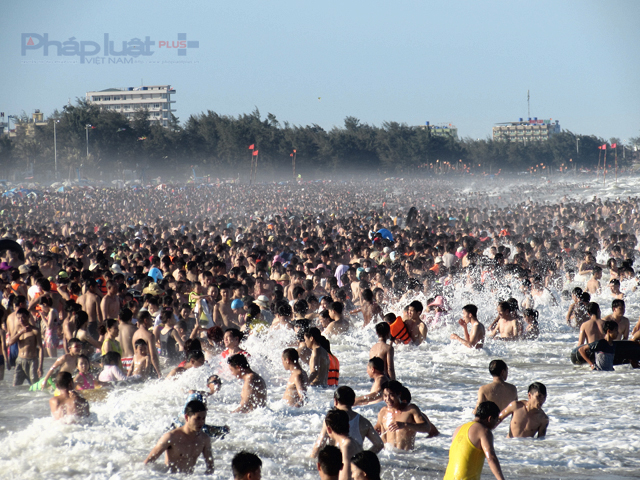 Biển Sầm Sơn năm 2017 đang thực sự trở th&agrave;nh điểm đến của du kh&aacute;ch với nhiều đổi mới trong quản l&yacute;. (Ảnh: A.Thắng)