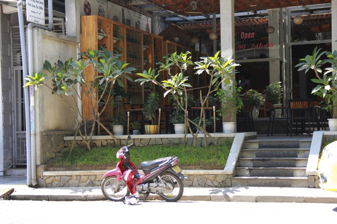 Theo b&agrave; L&ecirc; Thị Thanh T&acirc;m, những địa điểm n&agrave;y sau khi lập bi&ecirc;n bản, đ&atilde; cam kết th&aacute;o dỡ trong v&ograve;ng 7 đến 10 ng&agrave;y, nhưng tới giờ hiện trạng lấn chiếm vẫn kh&ocirc;ng thay đổi.